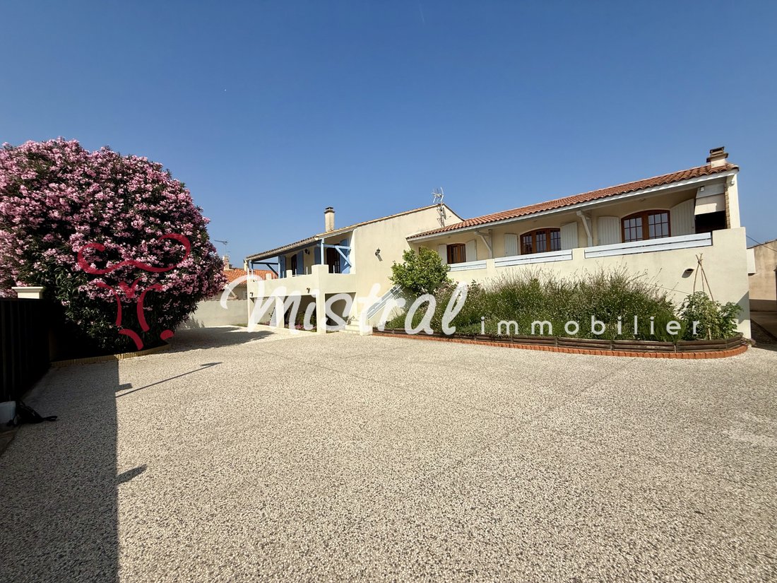 Villa in Centre Ville, Aigues-Mortes, France 1 - 16409528