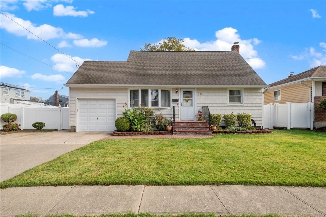 House in Bethpage, New York, United States 1 - 16412640