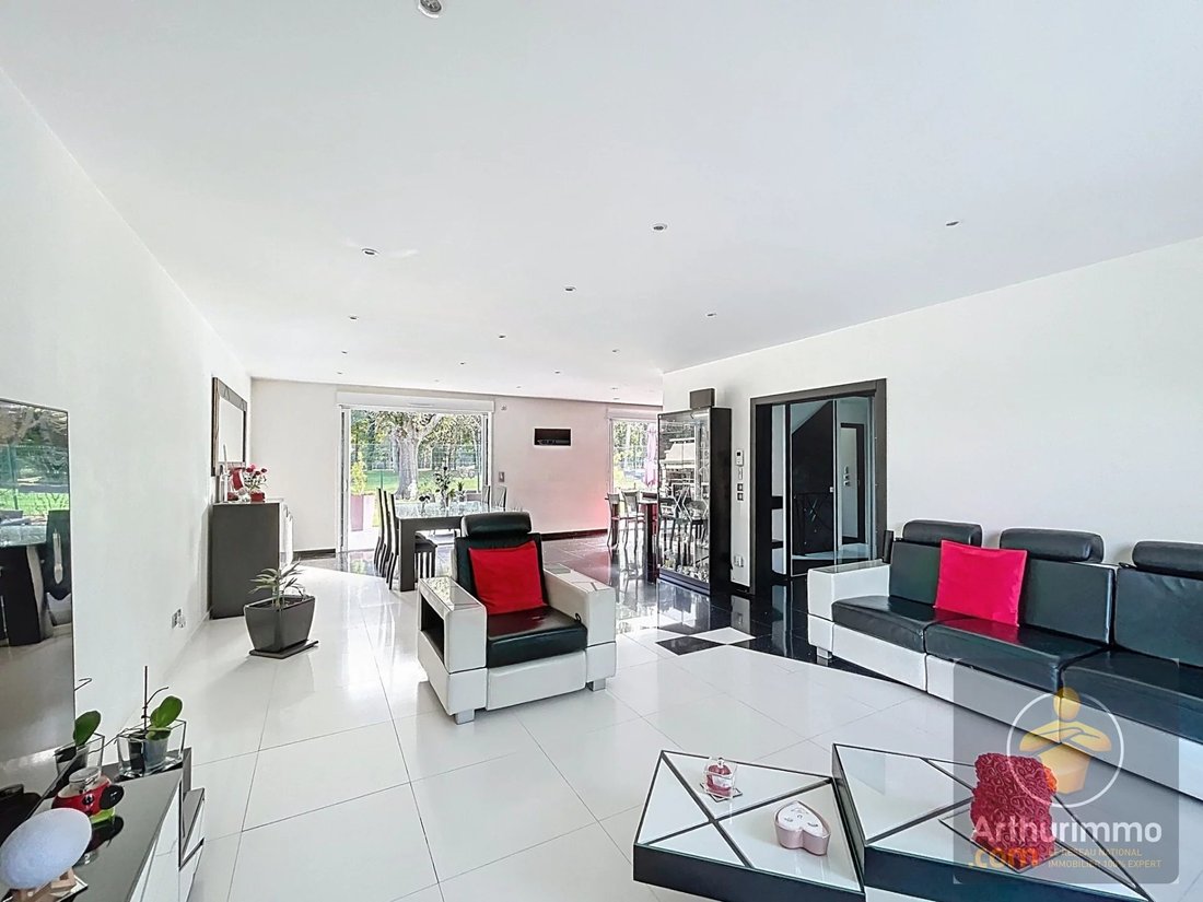 House in Ormesson-sur-Marne, Ile-de-France, France 2 - 16409835