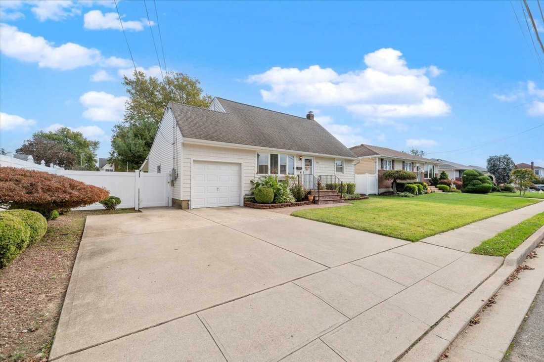 House in Bethpage, New York, United States 2 - 16412640