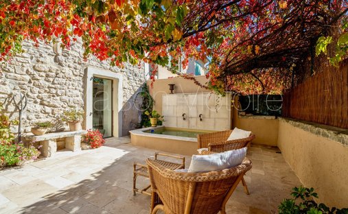 Luberon, Provence Magnificent 17th Century Castle With Agricultural Outbuildings And 84 Ha Of Wood