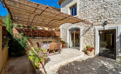 Luberon, Provence Magnificent 17th Century Castle With Agricultural Outbuildings And 84 Ha Of Wood