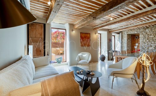 Luberon, Provence Magnificent 17th Century Castle With Agricultural Outbuildings And 84 Ha Of Wood