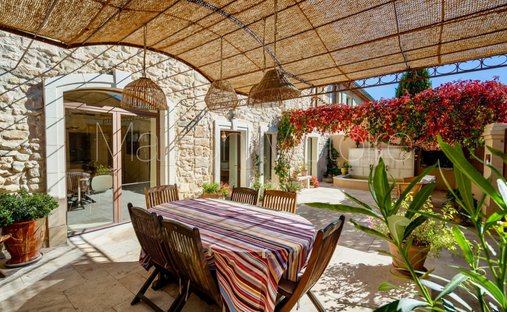 Luberon, Provence Magnificent 17th Century Castle With Agricultural Outbuildings And 84 Ha Of Wood