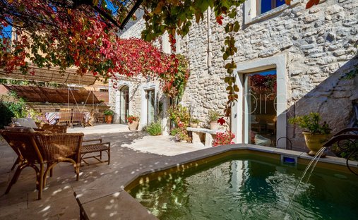 Luberon, Provence Magnificent 17th Century Castle With Agricultural Outbuildings And 84 Ha Of Wood