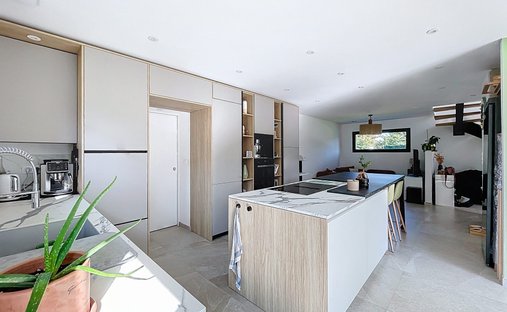 Castle for Sale in Villefranche-sur-Saone, Auvergne-Rhône-Alpes, France