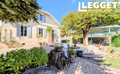 House in Saint-Denis-de-Pile, Nouvelle-Aquitaine, France 1