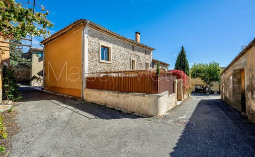 Luberon, Provence Magnificent 17th Century Castle With Agricultural Outbuildings And 84 Ha Of Wood