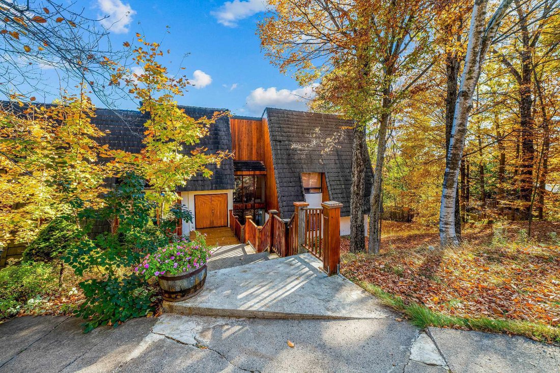 House in Saint-Sauveur, Quebec, Canada 1 - 16417799