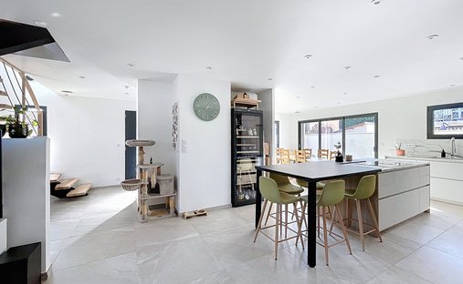 Castle for Sale in Villefranche-sur-Saone, Auvergne-Rhône-Alpes, France