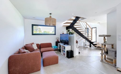 Castle for Sale in Villefranche-sur-Saone, Auvergne-Rhône-Alpes, France