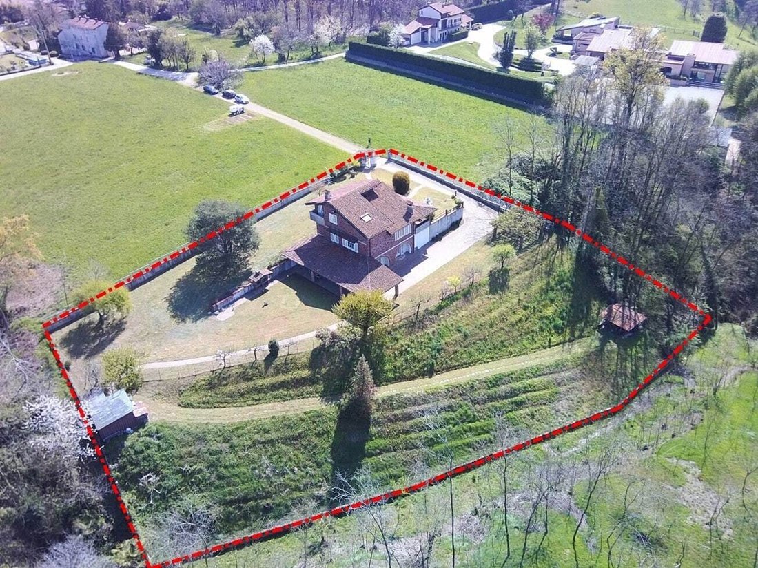 Villa in Ferno, Lombardy, Italy 2 - 16433440