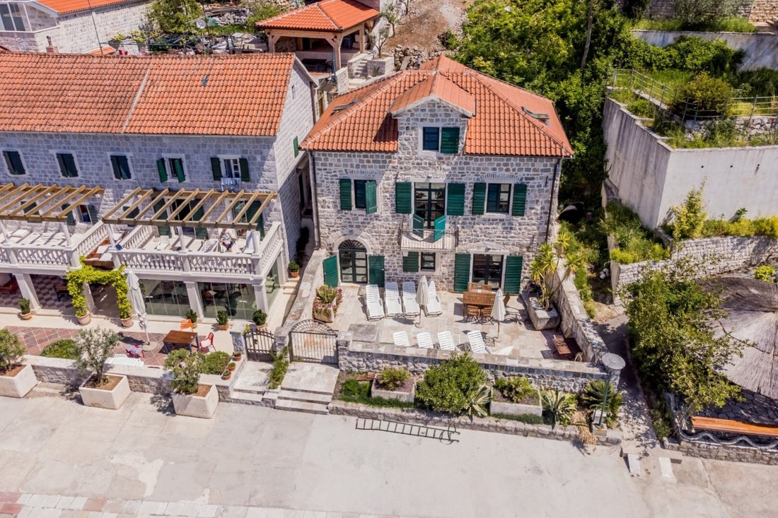 Villa in Rose, Herceg Novi Municipality, Montenegro 1 - 16446711