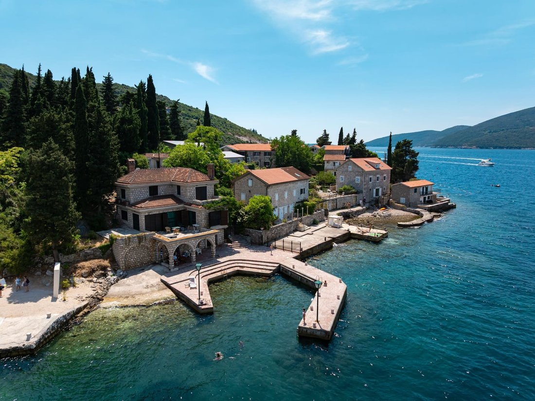 Villa in Rose, Herceg Novi Municipality, Montenegro 1 - 16445923