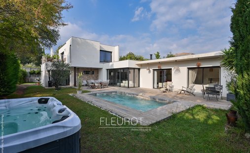House in Peripherie, Cassis, France 1