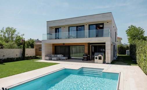 Villa in Strasshof an der Nordbahn, Lower Austria, Austria 1