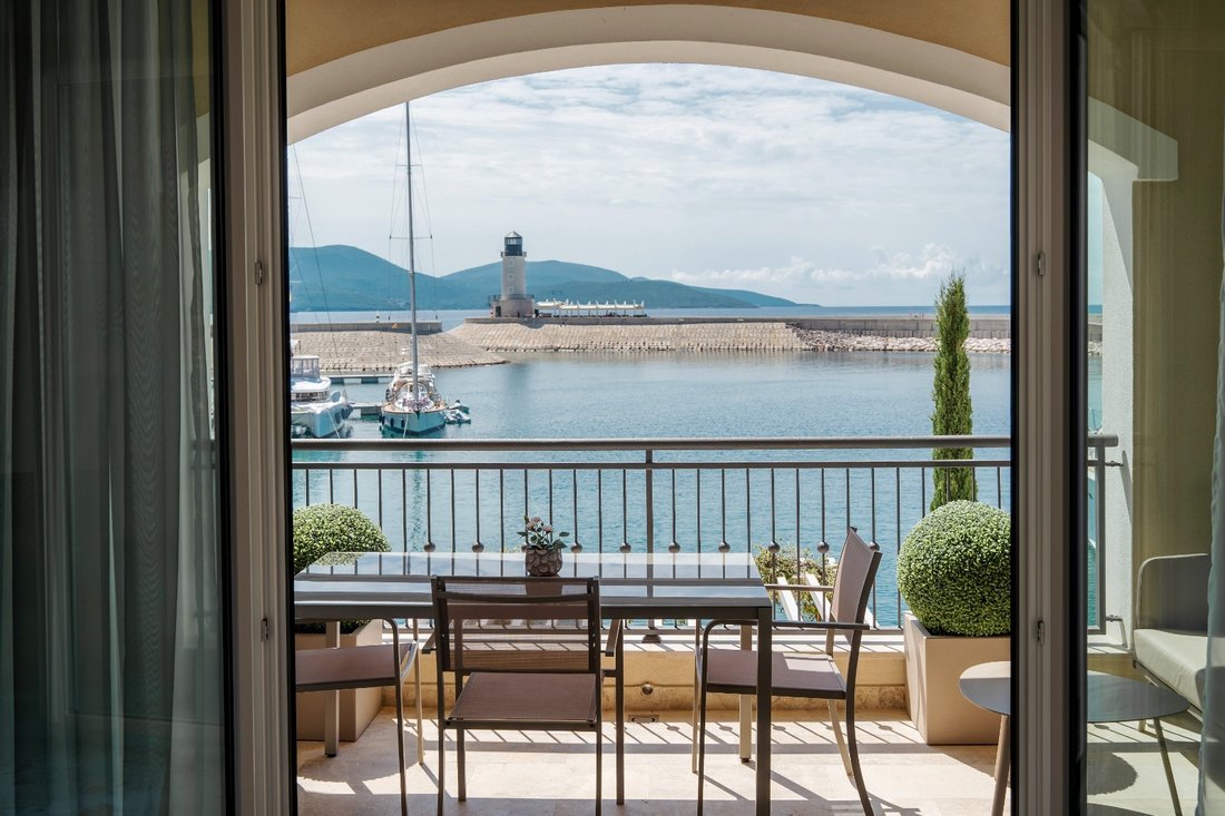 Apartment in Milovići, Tivat Municipality, Montenegro 1 - 16435266