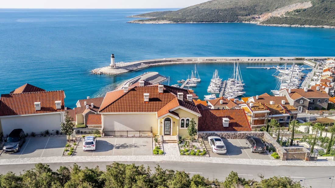 Apartment in Milovići, Tivat Municipality, Montenegro 1 - 16434220