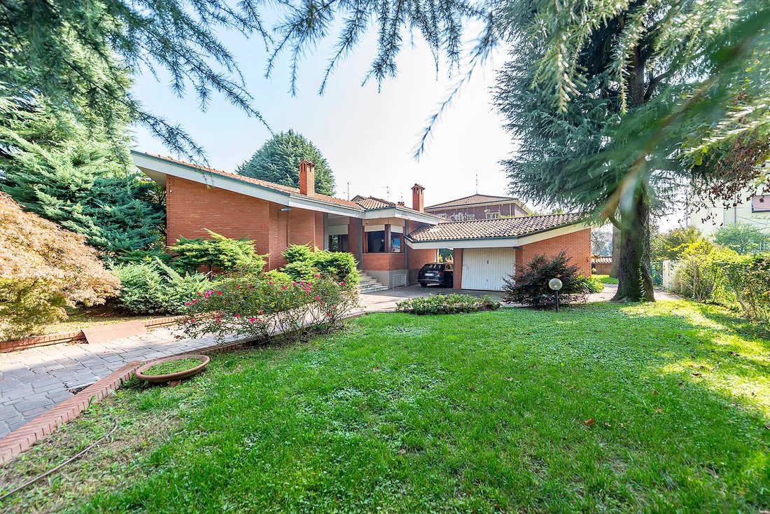Villa in Lainate, Lombardy, Italy 1 - 16402149