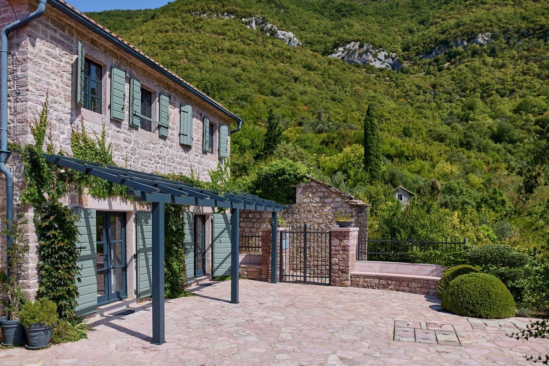 Estate in Gornja Lastva, Kotor Municipality, Montenegro 4 - 16452717