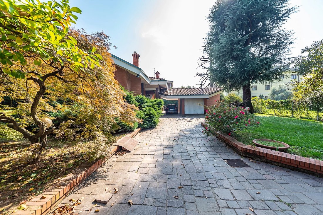 Villa in Lainate, Lombardy, Italy 2 - 16402149