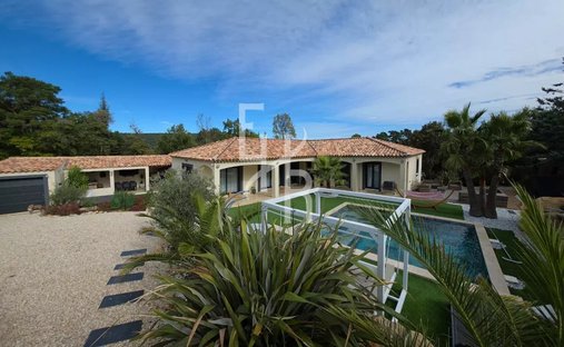 Castle for Sale in Plan-d'Aups-Sainte-Baume, Provence-Alpes-Côte d'Azur, France