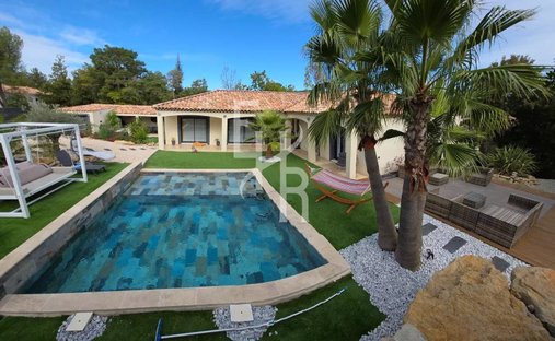 Castle for Sale in Plan-d'Aups-Sainte-Baume, Provence-Alpes-Côte d'Azur, France