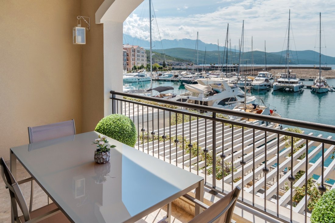 Apartment in Milovići, Tivat Municipality, Montenegro 2 - 16435266