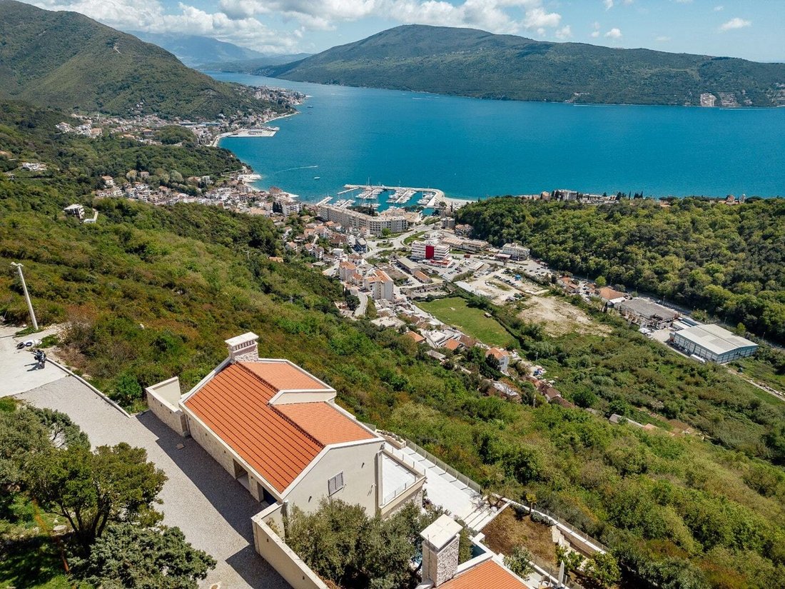 Villa in Podi, Herceg Novi Municipality, Montenegro 2 - 16454722