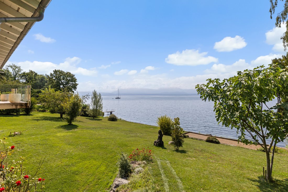 Villa Ideally Located On The Lakefront