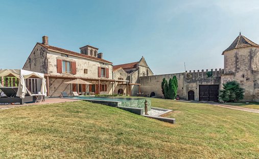 Castillo en Juillac-le-Coq, Nueva Aquitania, Francia 1