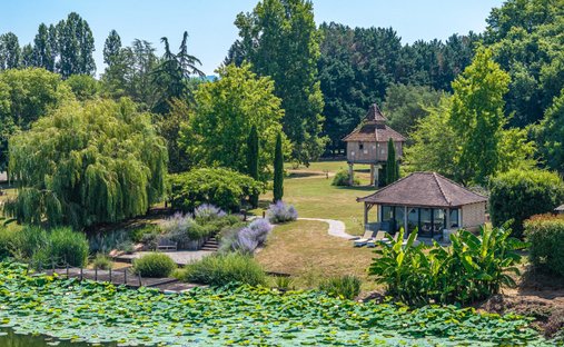 Near Villeneuve Sur Lot Magnificent Riverside Chateau With 6 Bedrooms And 8 Hectares Of Land