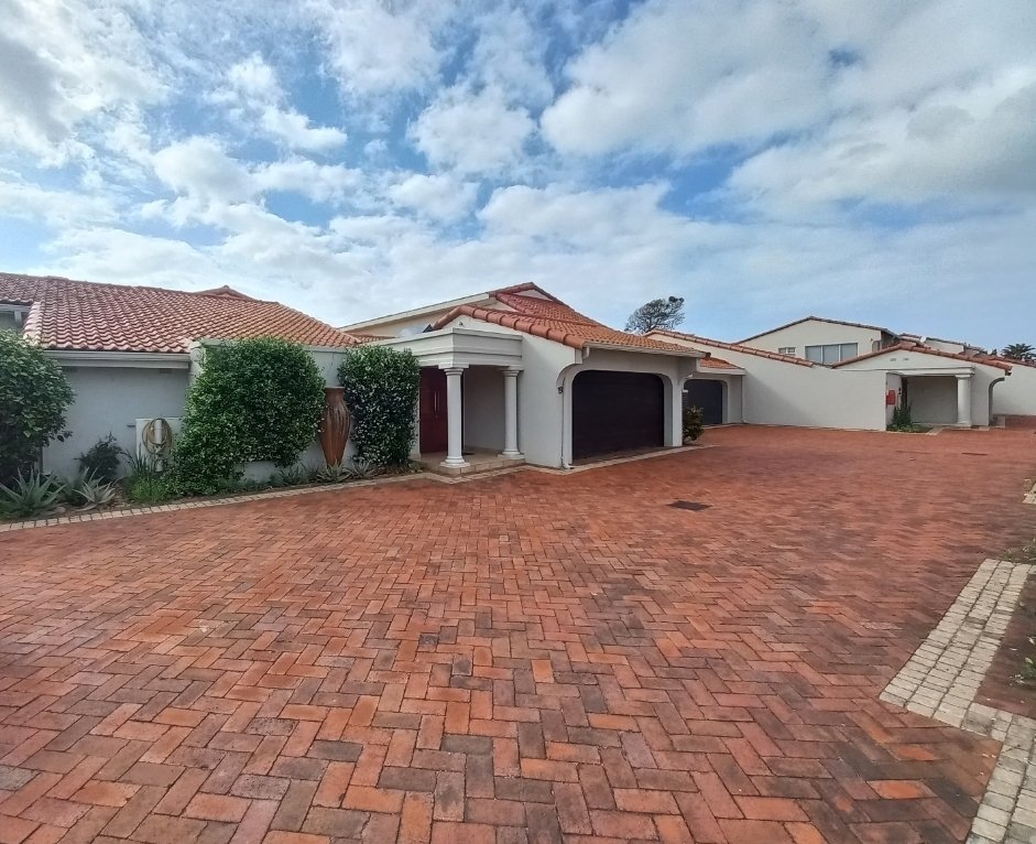 Townhouse in La Lucia, KwaZulu-Natal, South Africa 3 - 16464165