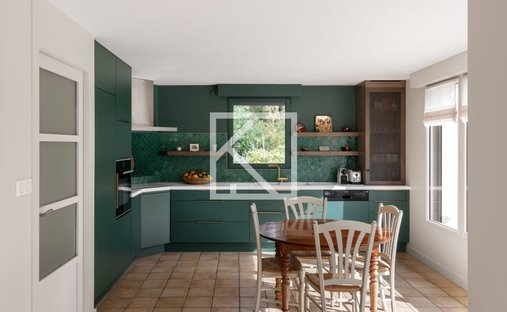 At The Gates Of Vitré Castle Of 12200 M² Land Of More Than 5 Ha