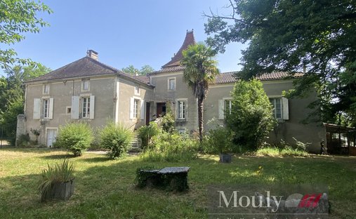Castle for Sale in Luzech, Occitanie, France
