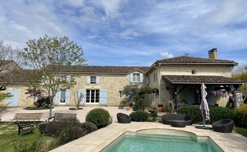 Elegant 18th Century Manor With Towers In The Heart Of Gascony