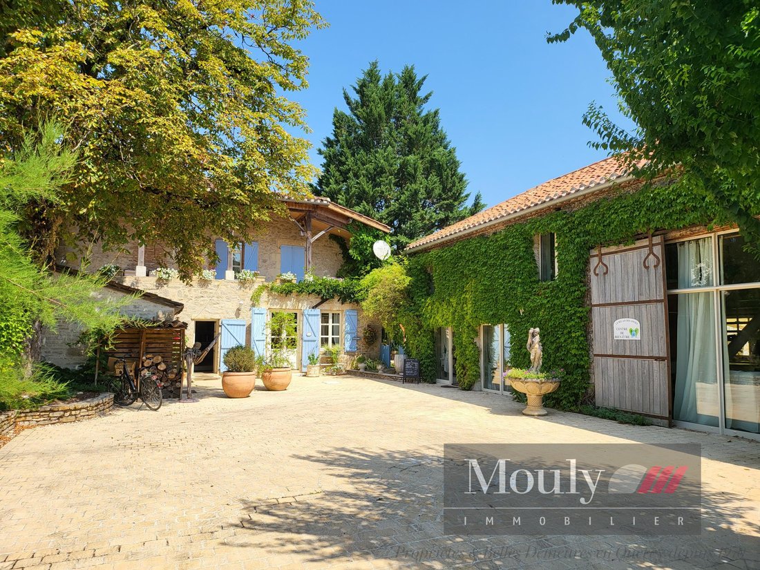 Estate in Charles de Gaulle, Cahors, France 2 - 16462087