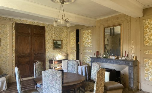 Elegant 18th Century Manor With Towers In The Heart Of Gascony