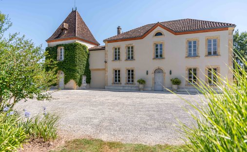 Near Villeneuve Sur Lot Magnificent Riverside Chateau With 6 Bedrooms And 8 Hectares Of Land