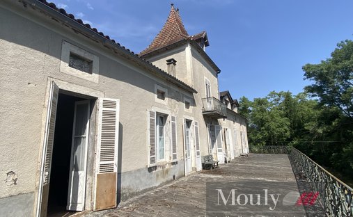 Castle for Sale in Luzech, Occitanie, France