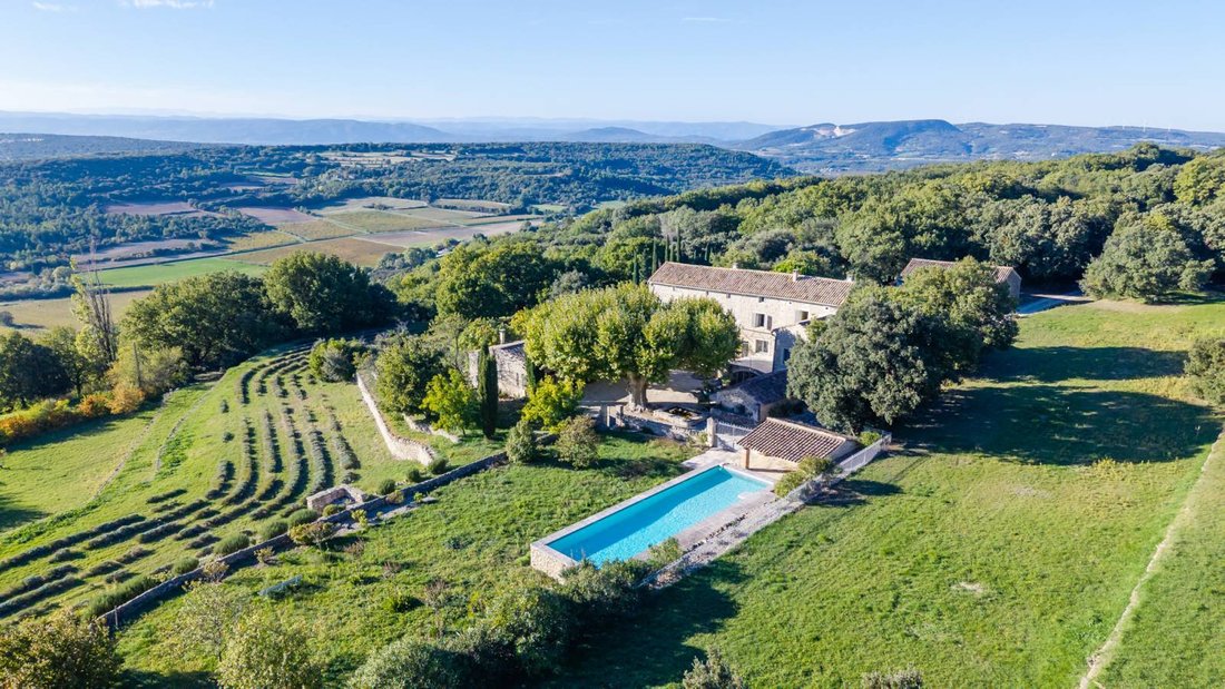 Estate in Grignan, Auvergne-Rhône-Alpes, France 1 - 16130475