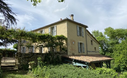 Elegant 18th Century Manor With Towers In The Heart Of Gascony