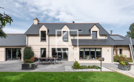 At The Gates Of Vitré Castle Of 12200 M² Land Of More Than 5 Ha