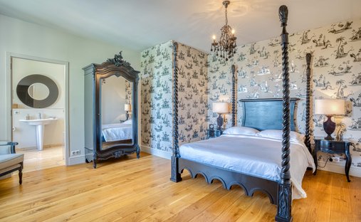 Near Villeneuve Sur Lot Magnificent Riverside Chateau With 6 Bedrooms And 8 Hectares Of Land