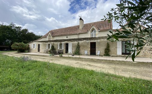 Elegant 18th Century Manor With Towers In The Heart Of Gascony