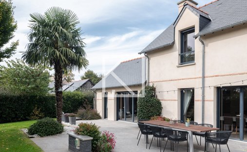 At The Gates Of Vitré Castle Of 12200 M² Land Of More Than 5 Ha