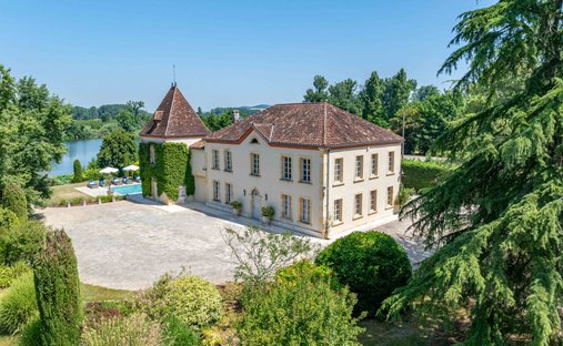 Near Villeneuve Sur Lot Magnificent Riverside Chateau With 6 Bedrooms And 8 Hectares Of Land