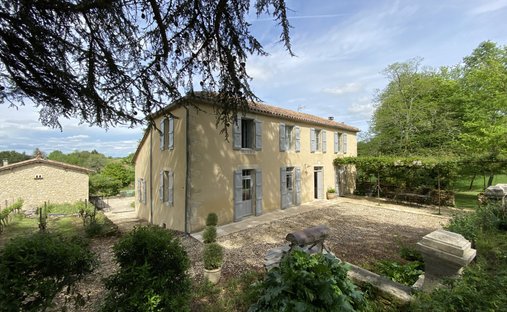Elegant 18th Century Manor With Towers In The Heart Of Gascony