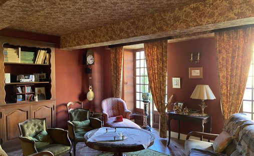 Elegant 18th Century Manor With Towers In The Heart Of Gascony