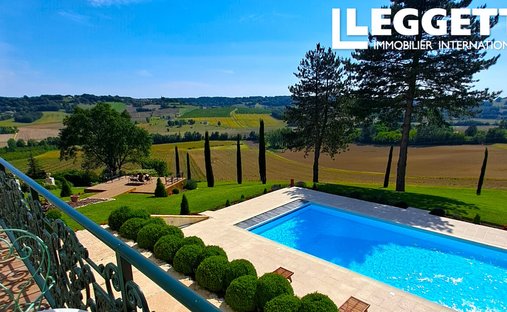 Near Villeneuve Sur Lot Magnificent Riverside Chateau With 6 Bedrooms And 8 Hectares Of Land